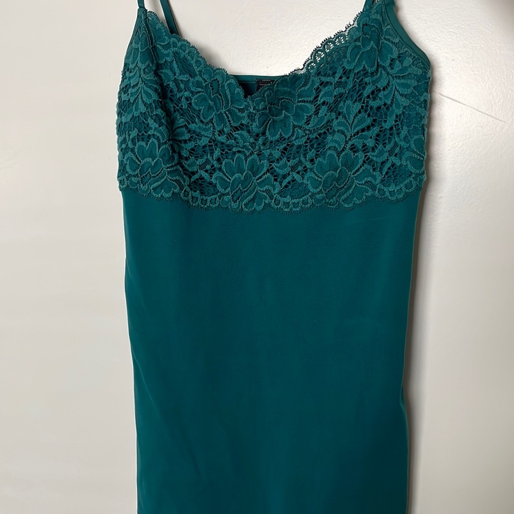 Banana Republic Lace Tank Top. Vintage top but hardly worn, in good condition!
